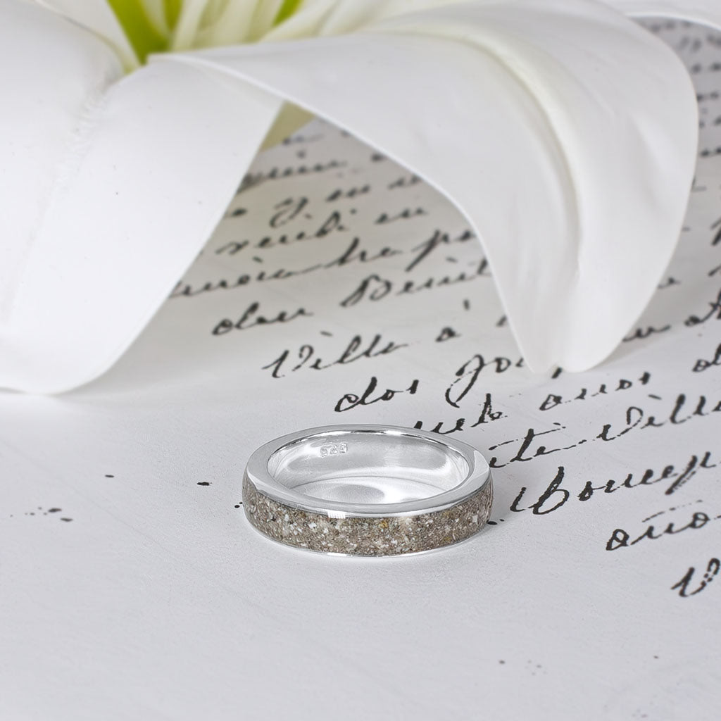 Alianza de plata con cenizas en su núcleo