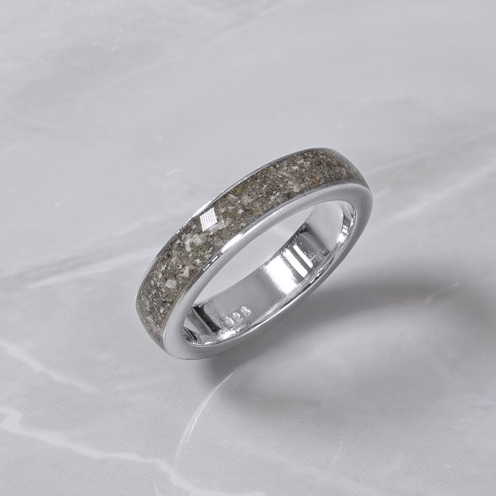 Alianza con cenizas en toda su banda central. Pieza de plata.