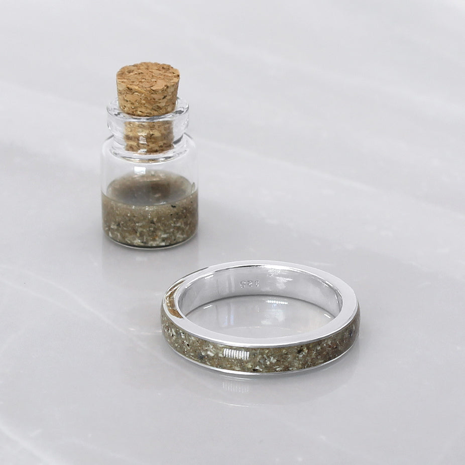 Alianza con cenizas en toda su banda central. Pieza de plata.