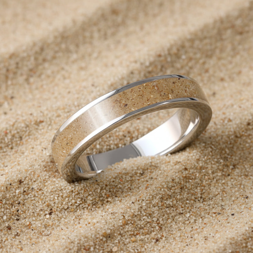 Alianza de plata con arena de playa o tierra.