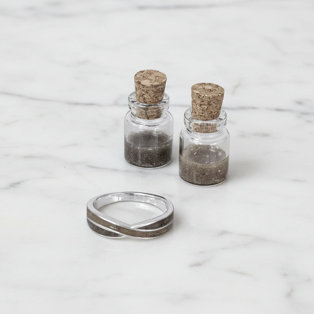 Anillo con cenizas en dos bandas de plata entrecruzadas