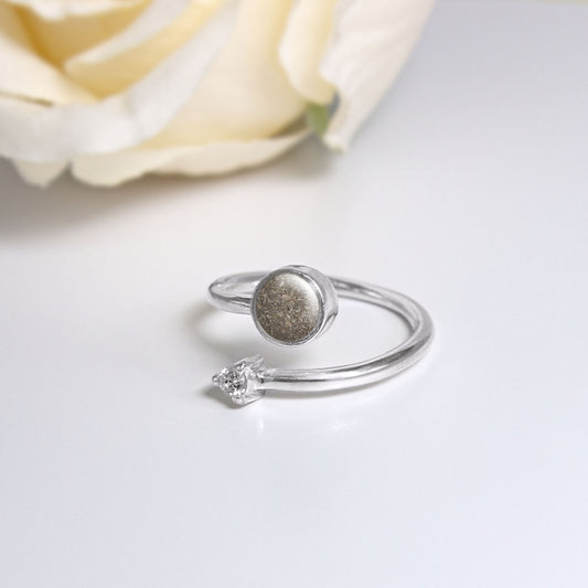 Anillo con Cenizas en Círculo con Circonita y Aro de Plata en Espiral