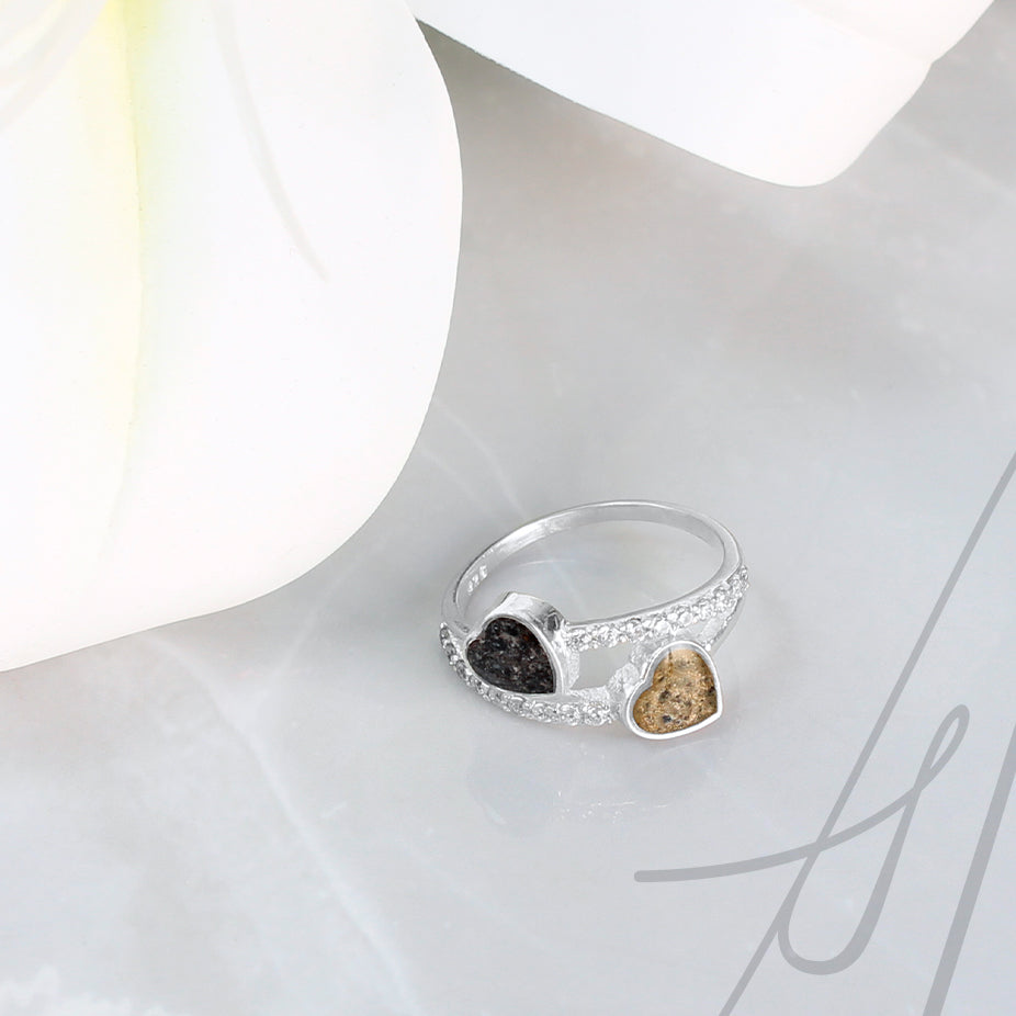 Anillo_con_Cenizas_en_Corazones_de_Plata_y_Circonitas