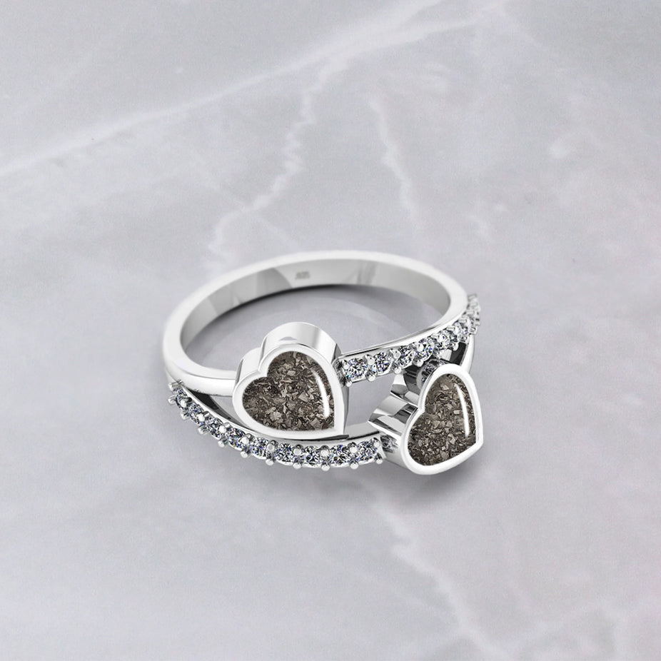 Anillo con Cenizas en Corazones de Plata y Circonitas
