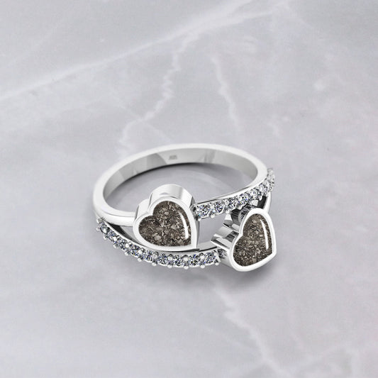 Anillo con Cenizas en Corazones de Plata y Circonitas