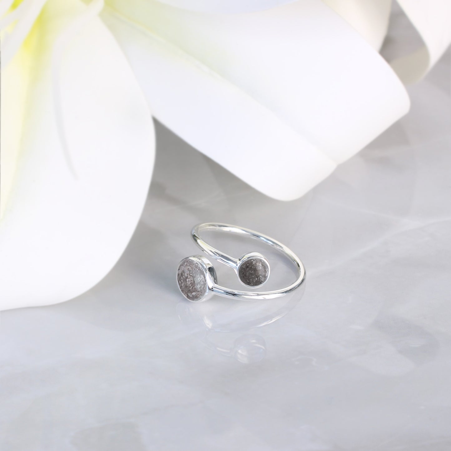 Anillo con Cenizas en Doble Círculo de Plata con Aro Ajustable
