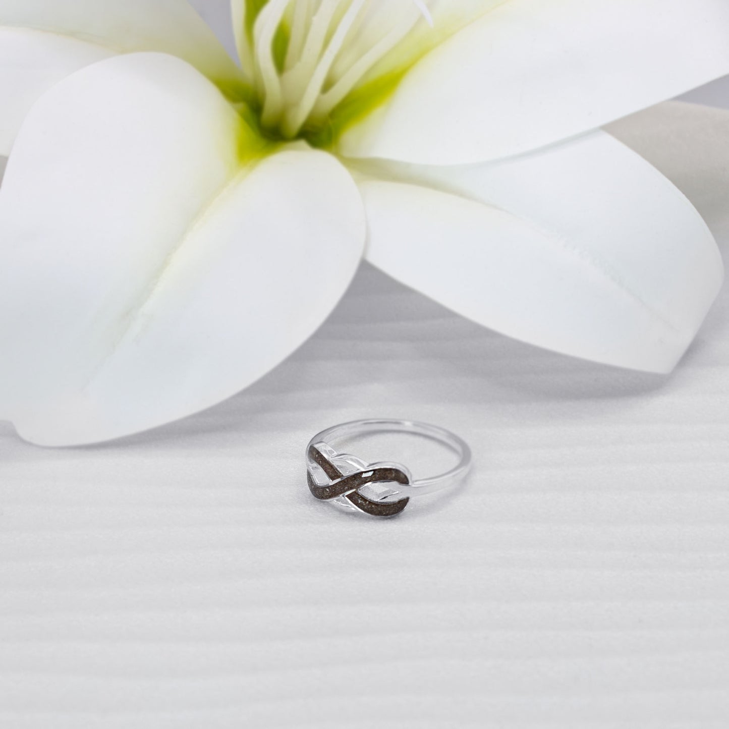 Anillo de plata · Infinito entrelazado de ceniza