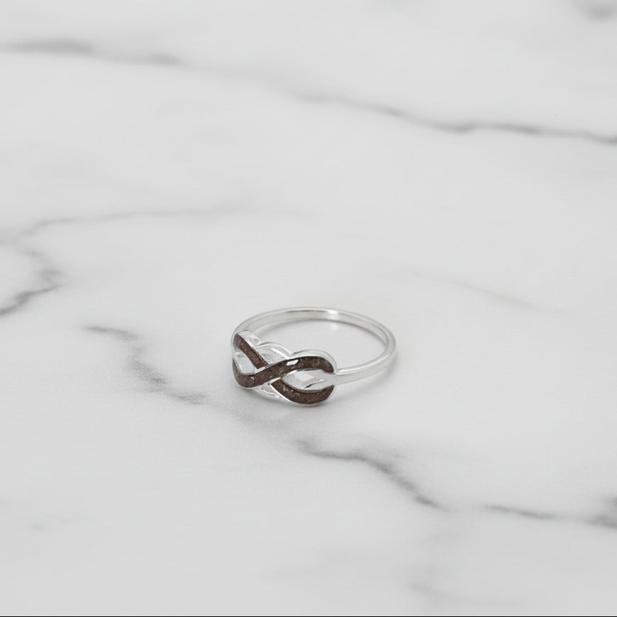Anillo de plata · Infinito entrelazado de ceniza