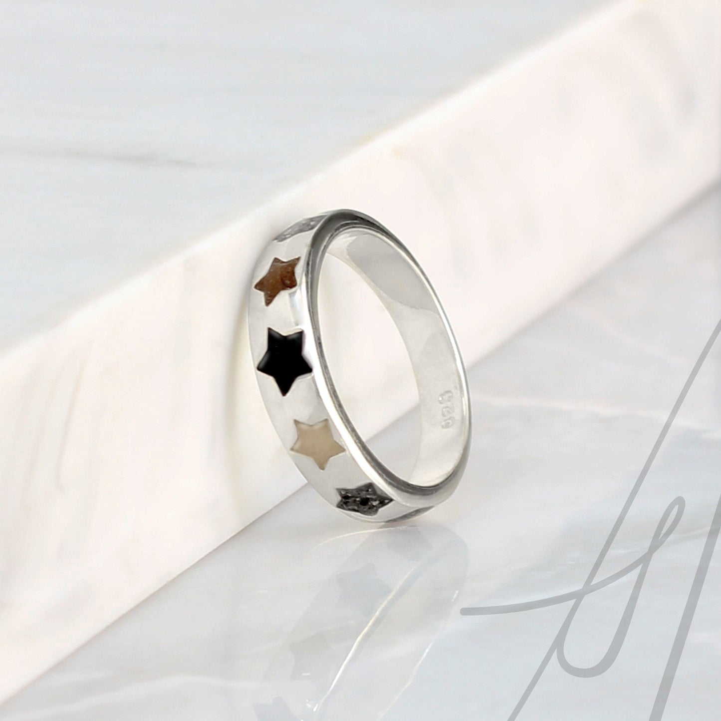 Anillo con Cenizas y Pelo de Mascota sobre Estrellas en Plata de Ley