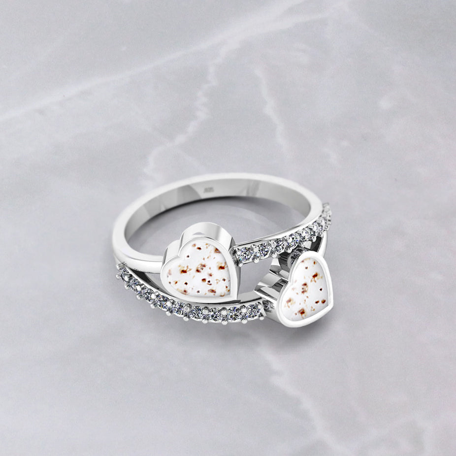 Anillo de Plata con Cordón Umbilical en el interior de 2 corazones unidos por circonitas.