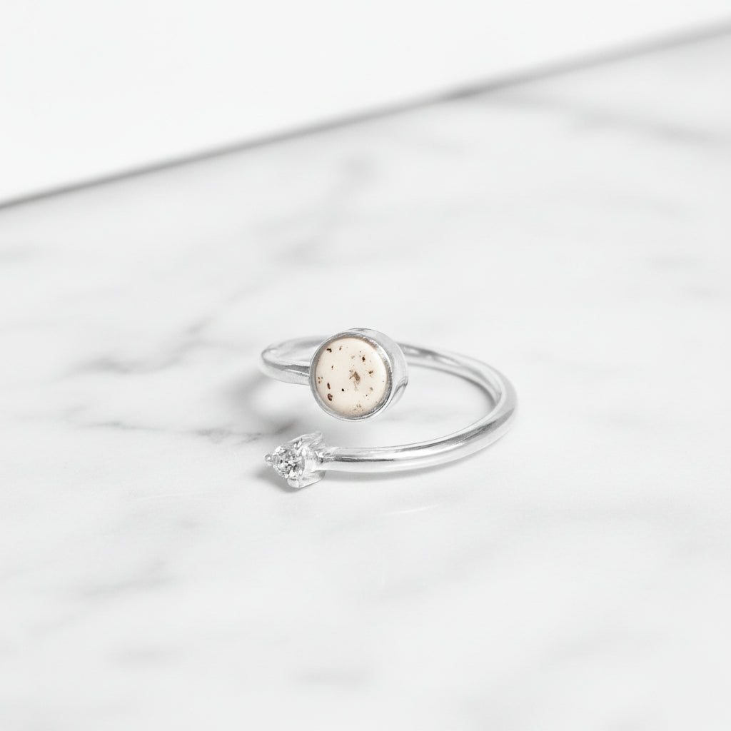 Anillo con Cordón Umbilical en Círculo con Circonita