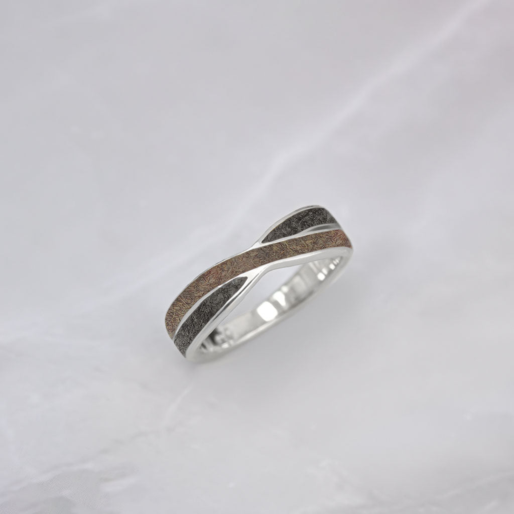 Anillo con Pelo de Mascota en Bandas Cruzadas de Plata. Perro y Gato.