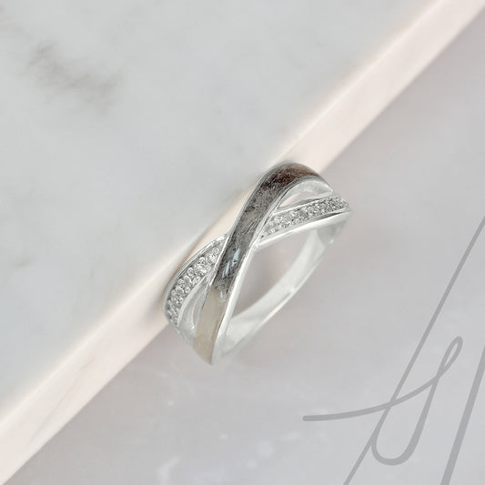 Anillo con Pelo de Mascota en Bandas Cruzadas con Circonitas