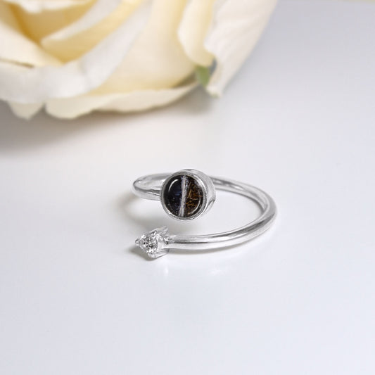 Anillo de plata en espiral con circonita y cabujón para pelo.