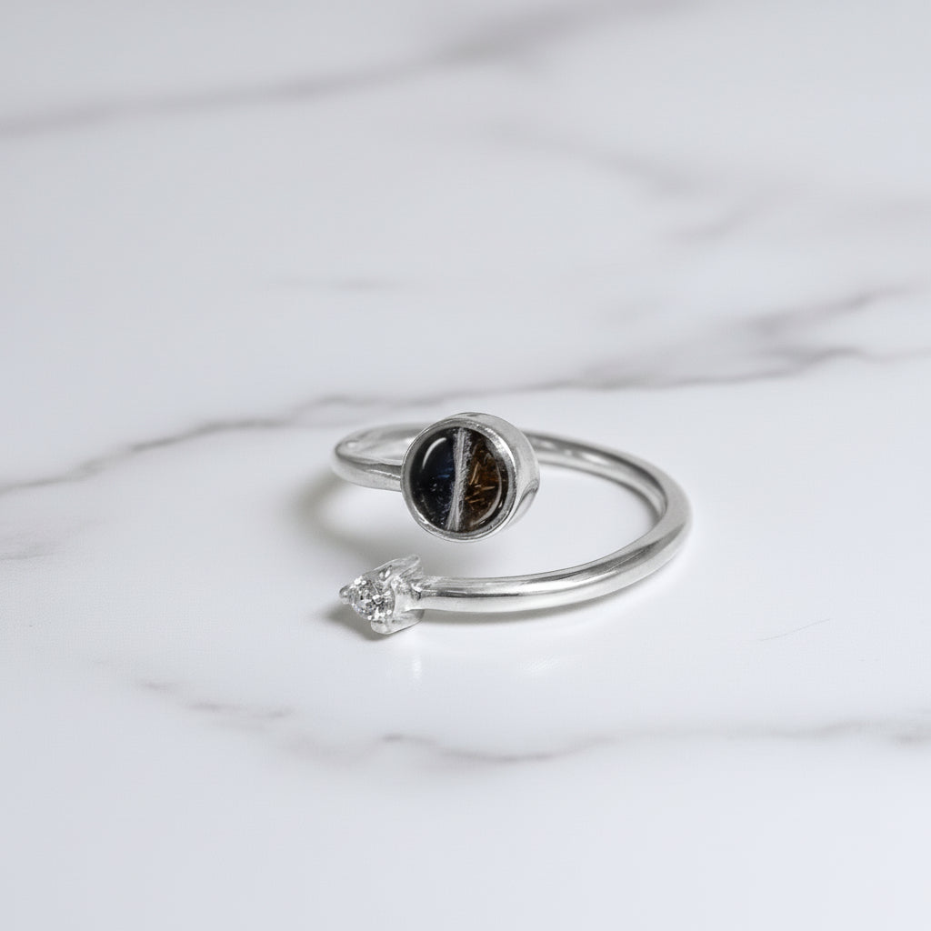 Anillo de plata en espiral con circonita y cabujón para pelo.