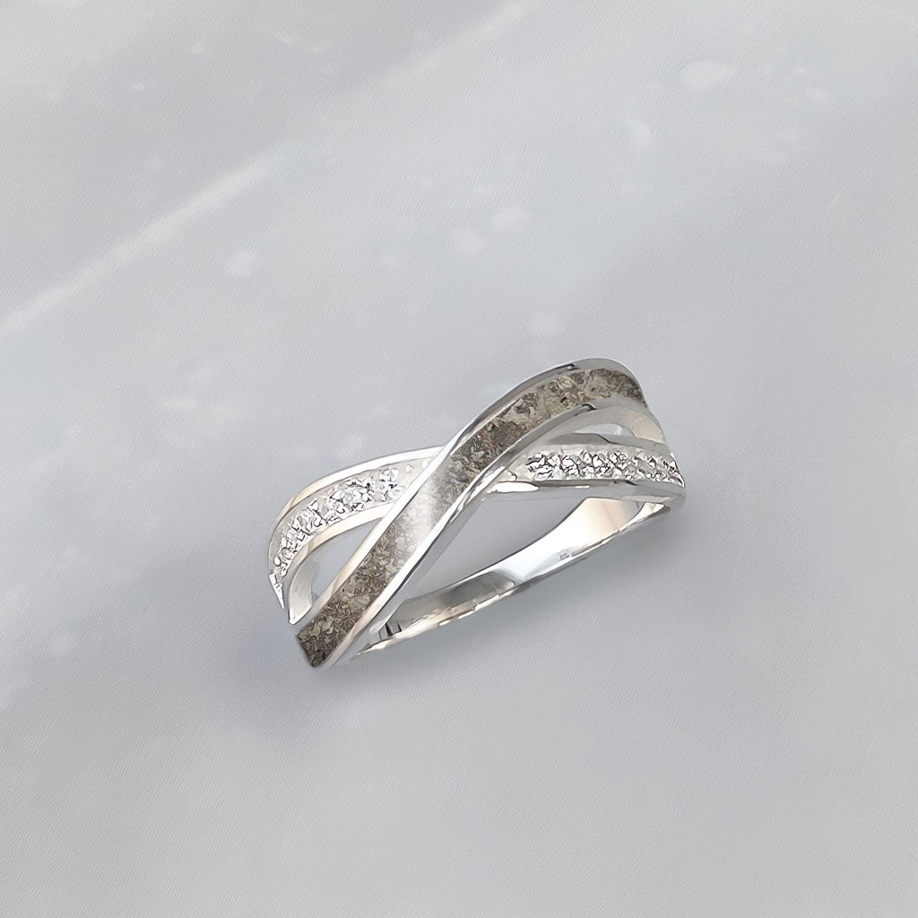 Anillo con cenizas en una de sus bandas cruzadas. La otra lleva circonitas.