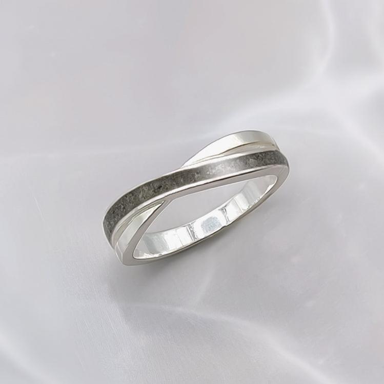 Anillo de plata · Banda cruzada con cenizas