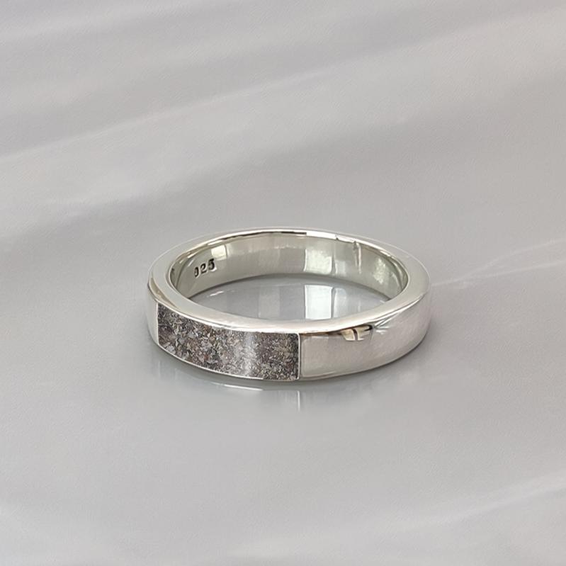 Anillo de plata · Gema rectangular frontal con cenizas