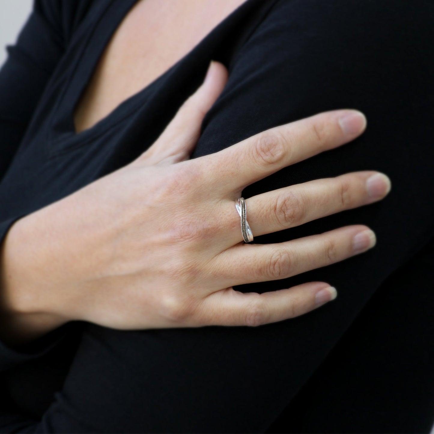 Anillo con cenizas de difunto en banda cruzada de plata