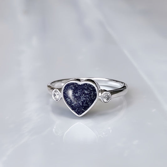 Anillo de plata con cenizas de tu mascota dentro de corazón y circonitas