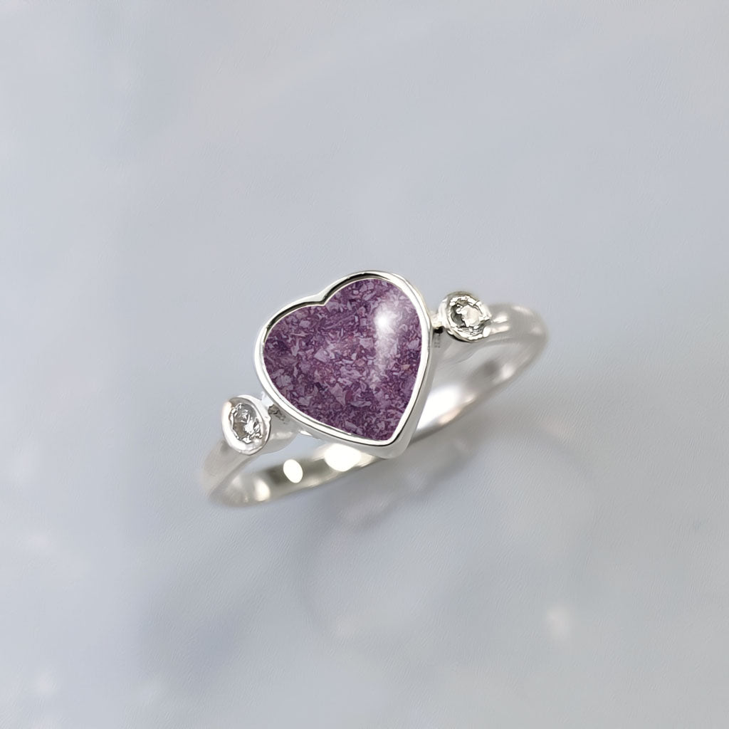 Anillo con cenizas de perro o mascota dentro de corazón de plata y circonitas