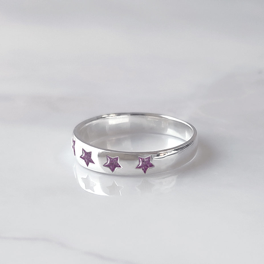 Anillo de plata con estrellas talladas que contienen la ceniza de fiel compañero animal perro o gato