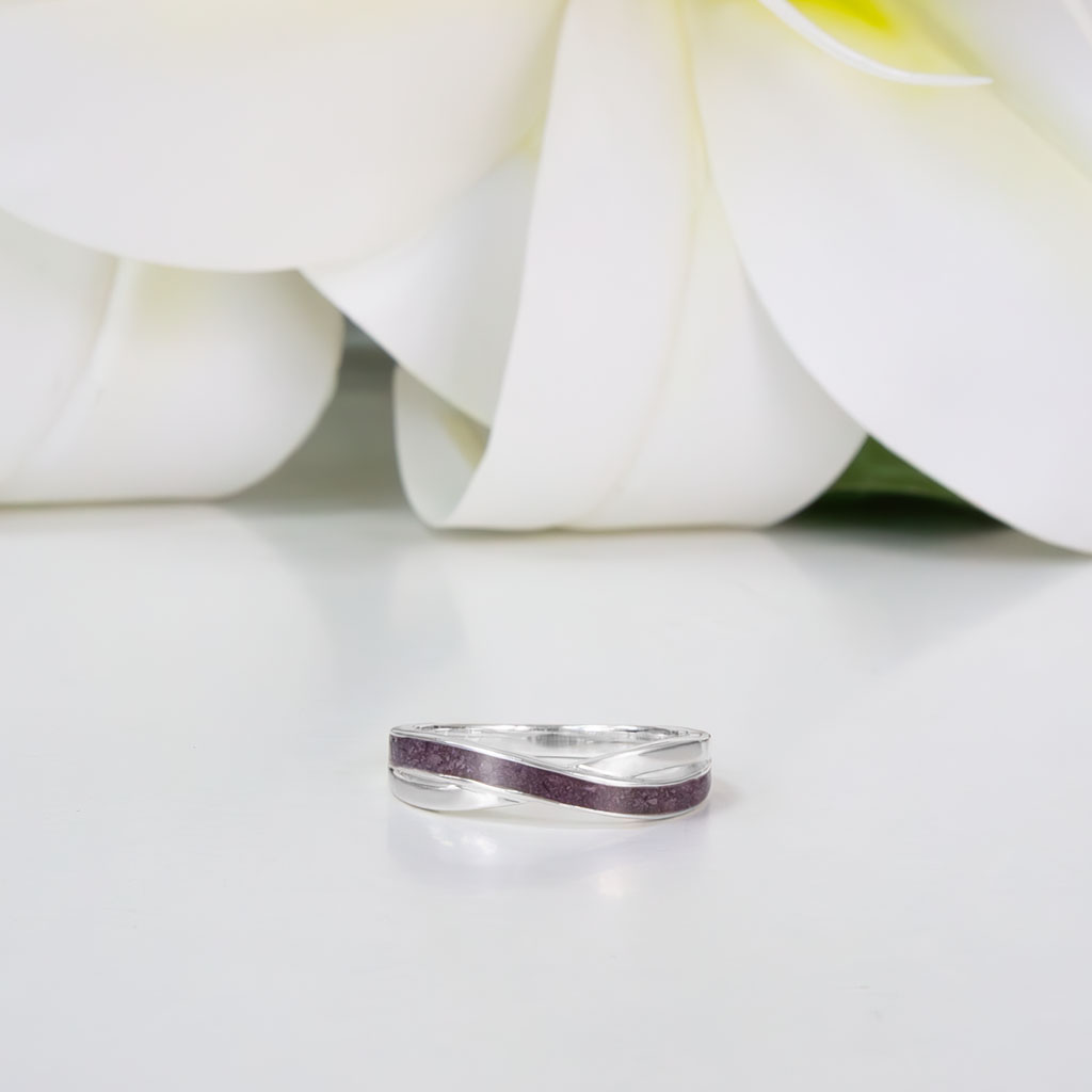 Anillo con cenizas de difunto en banda cruzada de plata