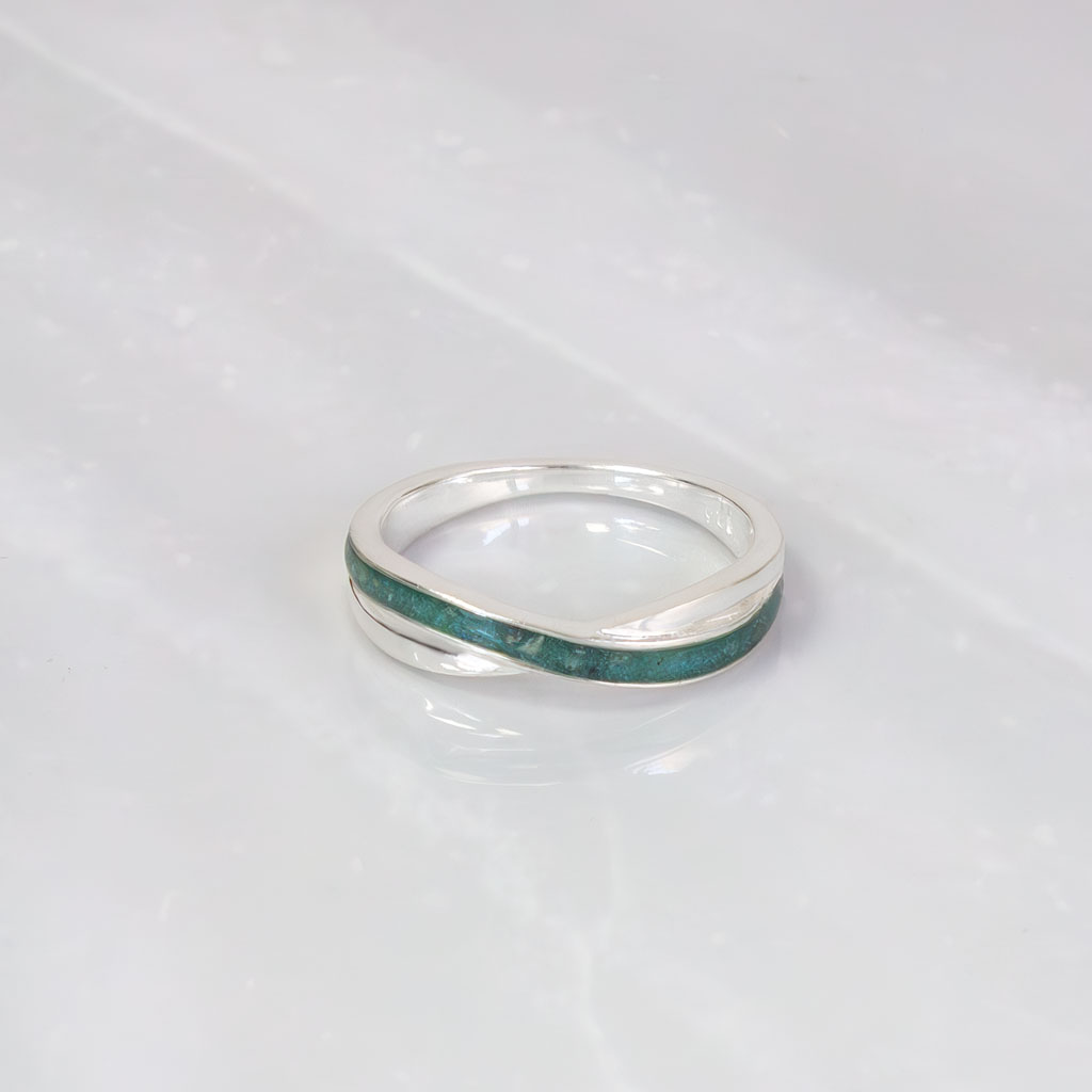 Anillo con cenizas de difunto en banda cruzada de plata