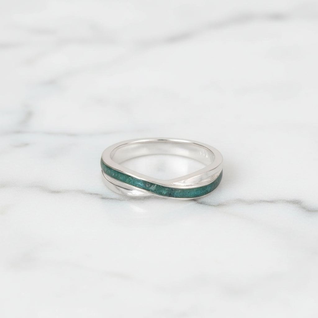 Anillo con cenizas de difunto en banda cruzada de plata