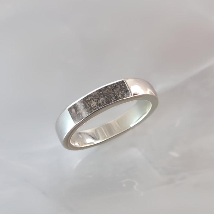 Anillo de plata · Gema rectangular frontal con cenizas