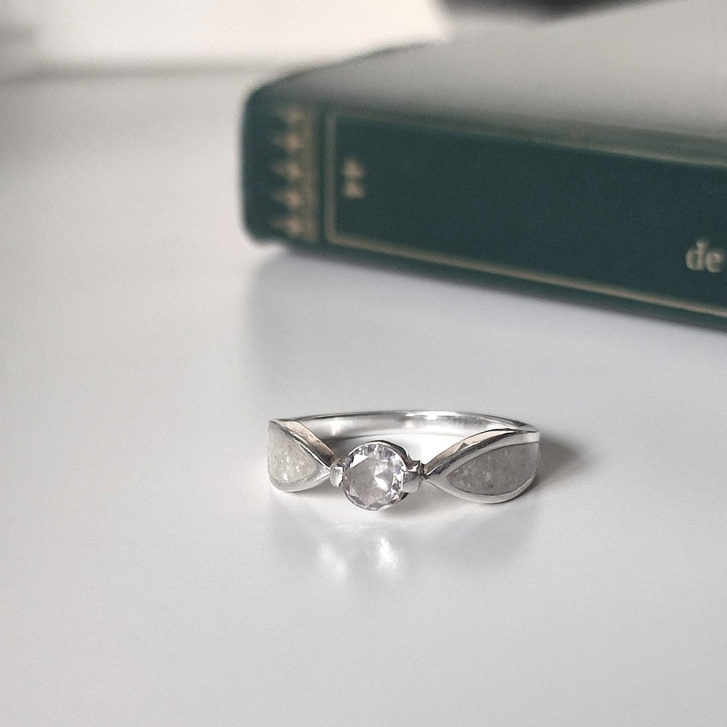 Anillo con cenizas en solitario de plata con circonita
