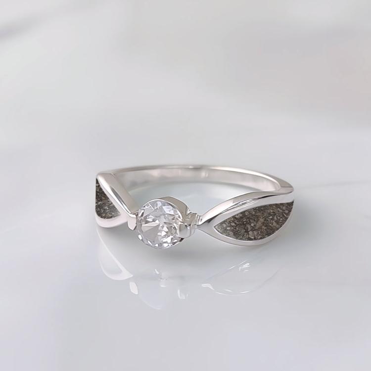 Anillo de plata · Solitario circonita y laterales de ceniza
