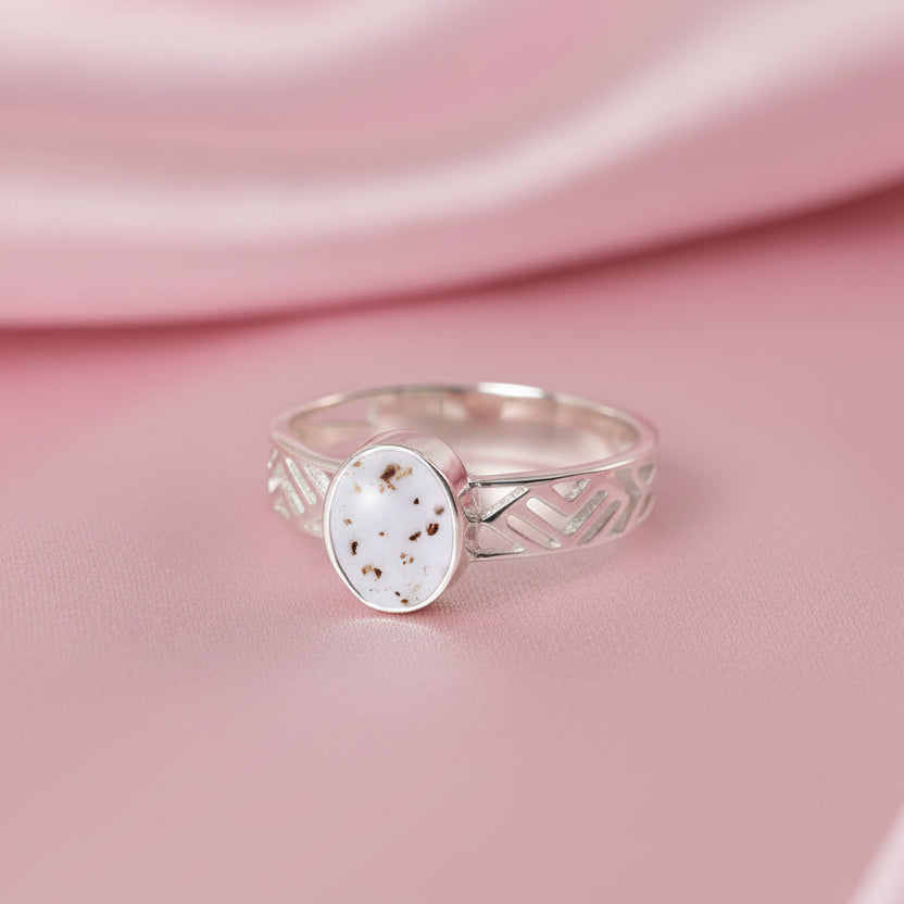 Anillo con cordón umbilical · Oval de plata con cordón umbilical