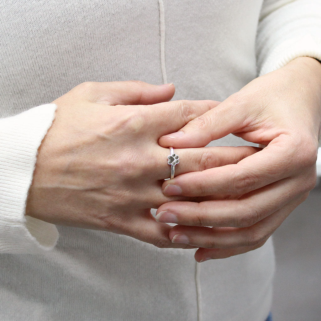 Anillo de plata con huella de mascota que contiene pelitos de tu mascota.