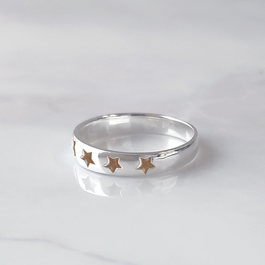 Anillo de plata con pelo de tu mascota (perro, gato, animal). Forma de estrellas talladas.