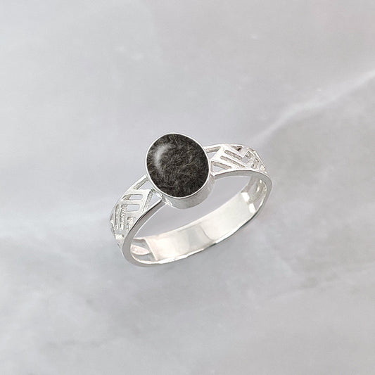 Anillo con pelo de perro o gato en gema oval y plata.
