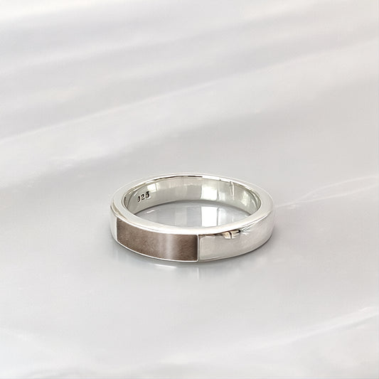 Anillo de plata con pelo de tu perro o gato o mascota en gema rectangular
