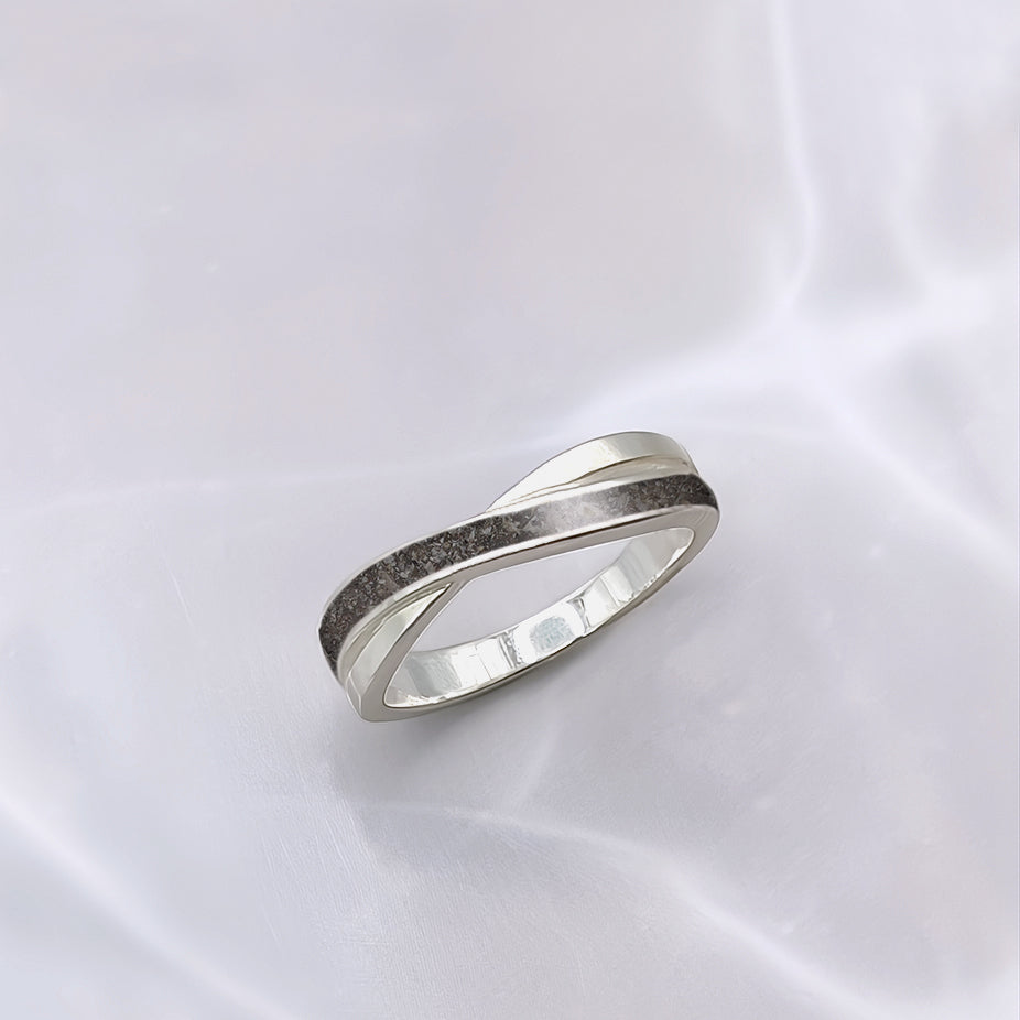 Anillo de plata · Banda cruzada con cenizas de mascota