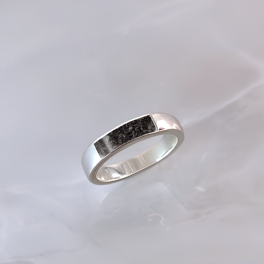 Anillo de plata · Gema rectangular frontal con cenizas de tu mascota