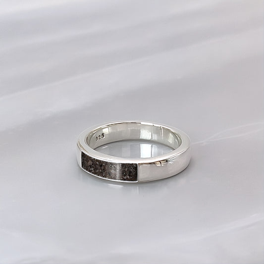 Anillo de plata · Gema rectangular frontal con cenizas de tu mascota