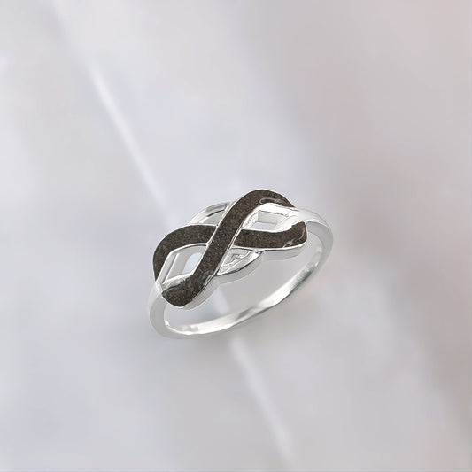 Anillo de plata · Infinito entrelazado con cenizas de tu mascota