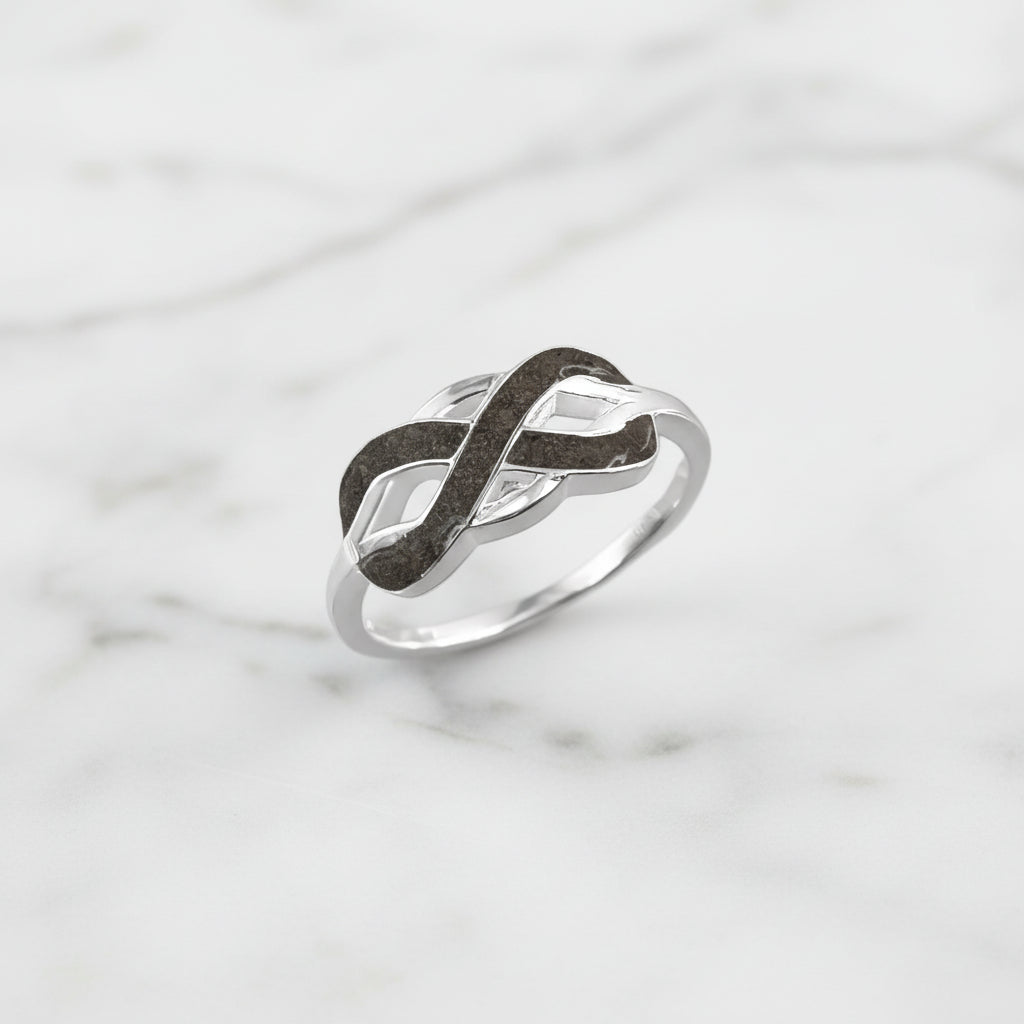 Anillo de plata · Infinito entrelazado con cenizas de tu mascota