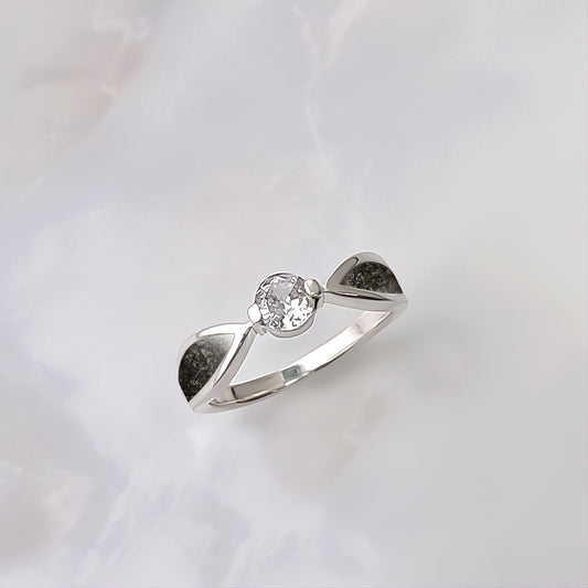 Anillo de plata · Solitario con circonita y cenizas de tu mascota
