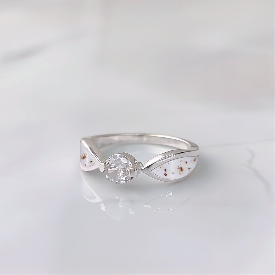 Anillo de plata · Solitario con circonita y laterales con cordón umbilical