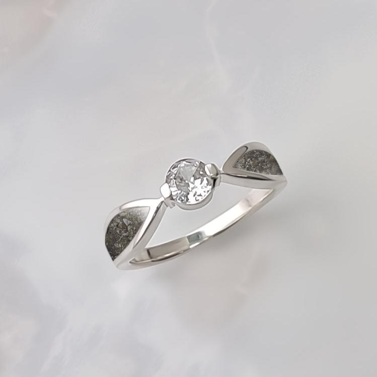 Anillo de plata · Solitario circonita y laterales de ceniza