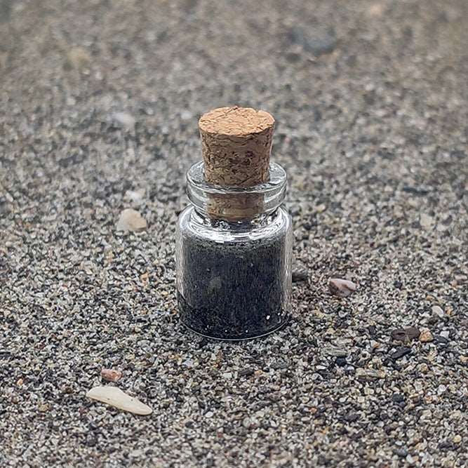 Pulsera con arena · Pulsera de cuero y pieza de plata con arena o tierra