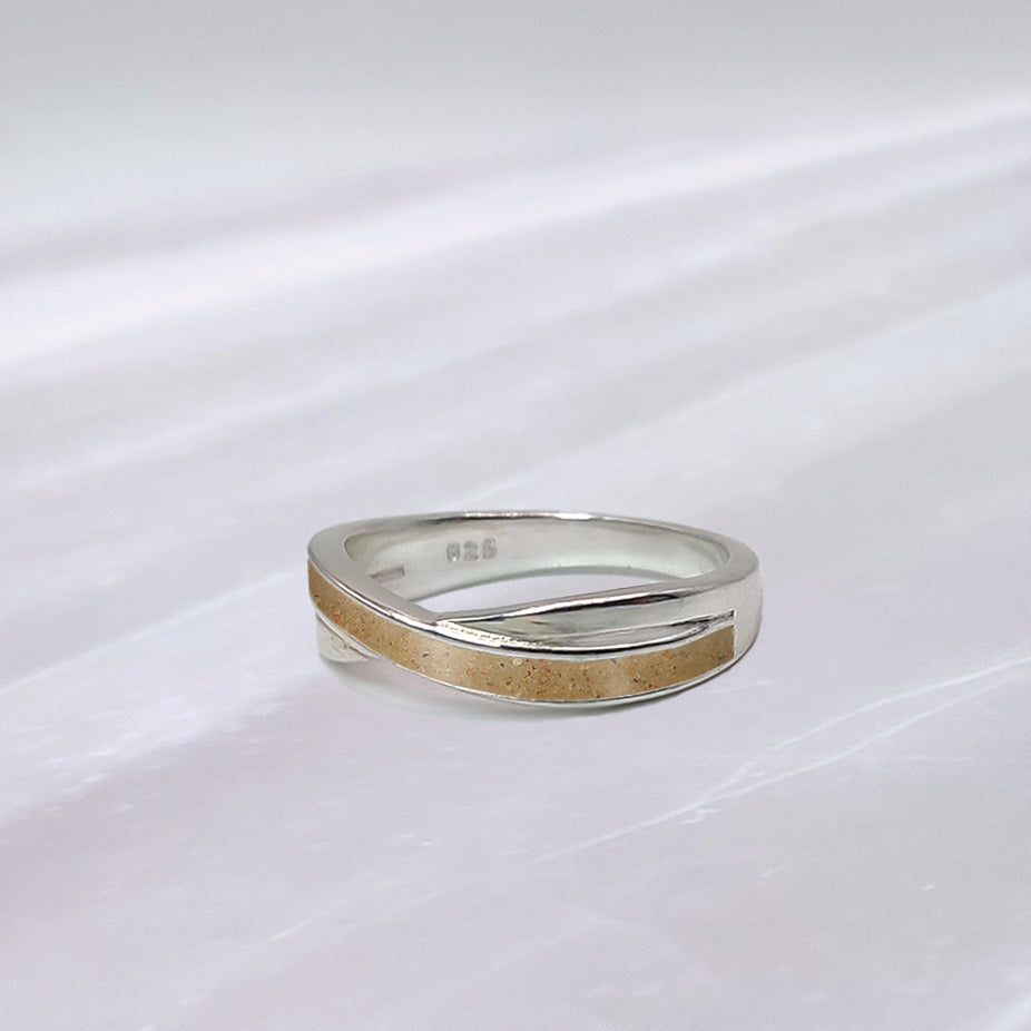 Anillo con arena · Banda cruzada de plata con arena o tierra