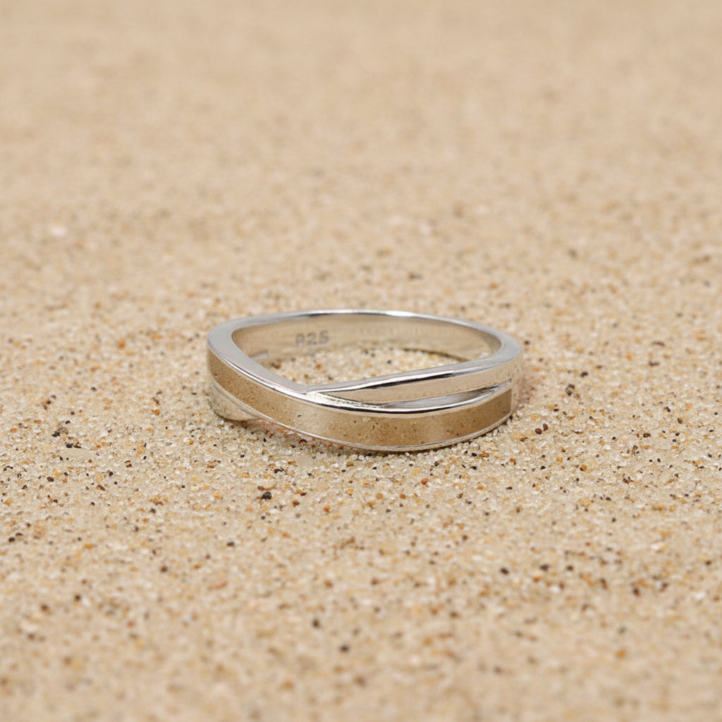 Anillo con arena · Banda cruzada de plata con arena o tierra