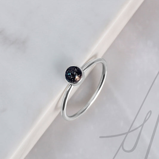 Anillo con Cenizas de Mascota en Círculo Solitario