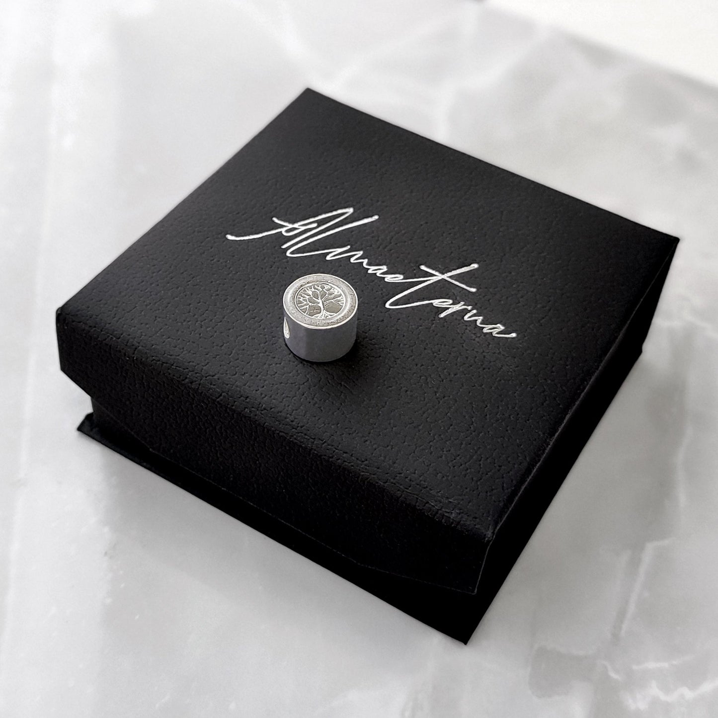 Charm con cenizas en arbol de la vida de plata, gris claro